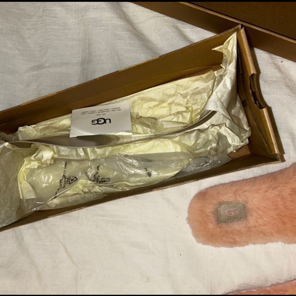 Pink ugg slipper - Picture 3 of 3